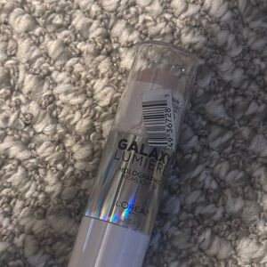 L'Oreal Galaxy Lumiere Holographic Highlighter – Iridescent/White